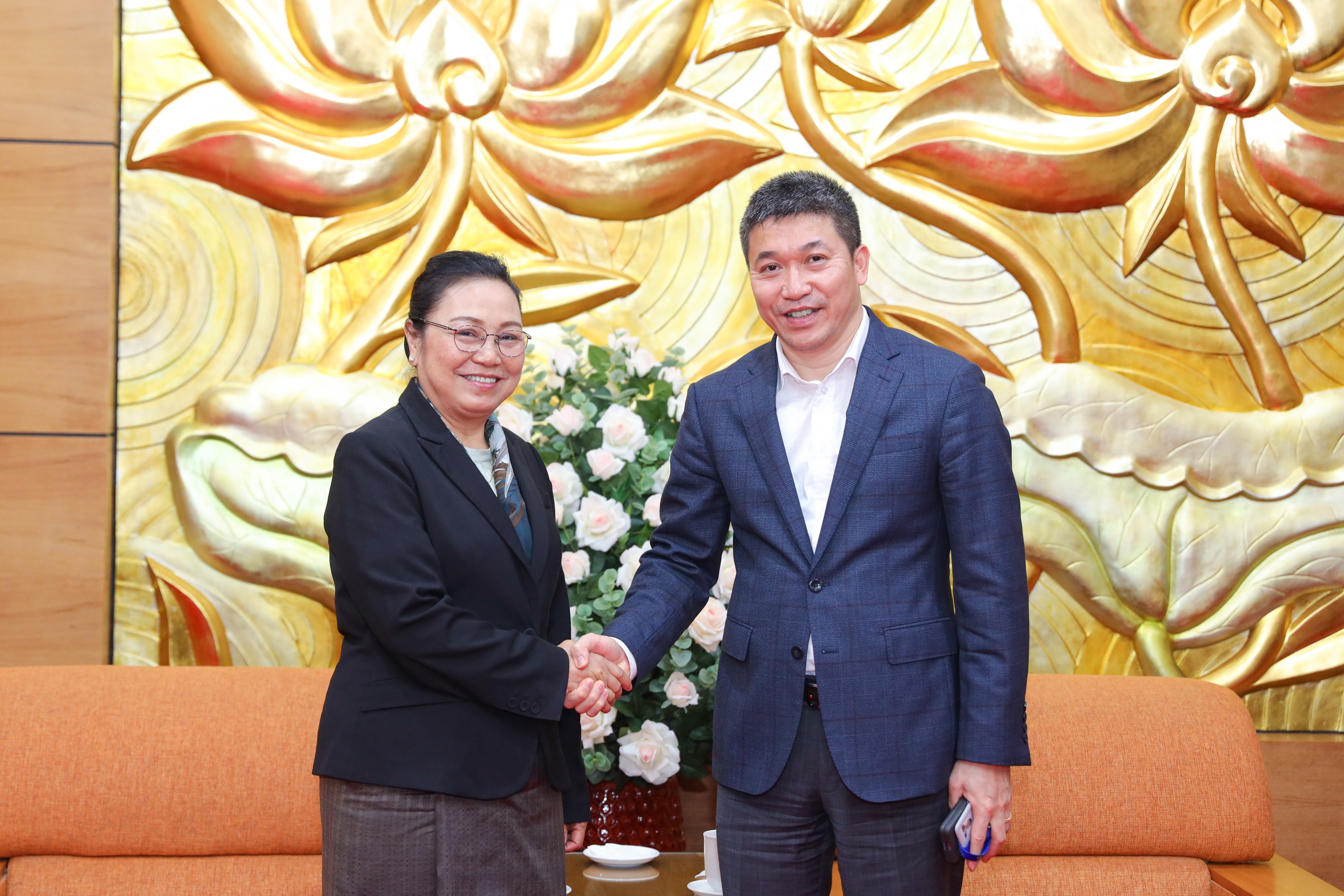 Chủ tịch Liên hiệp các tổ chức hữu nghị Việt Nam Phan Anh Sơn và Đại sứ Đặc mệnh toàn quyền nước Cộng hòa Dân chủ Nhân dân Lào Khamphao Ernthavanh. (Ảnh: Đinh Hòa)