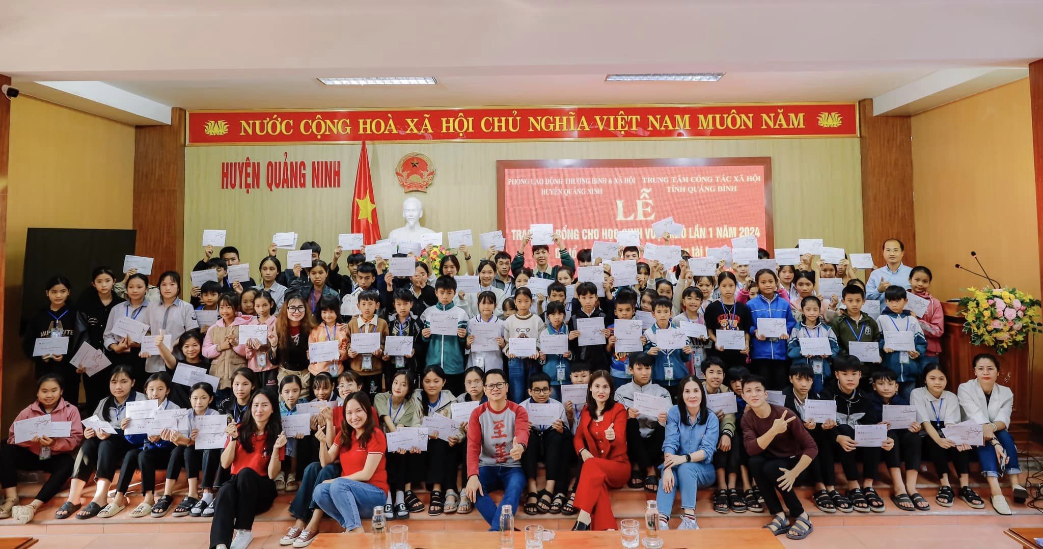 Zhi Shan Foundation: Trao học bổng cho 717 học sinh có hoàn cảnh khó khăn của Quảng Bình