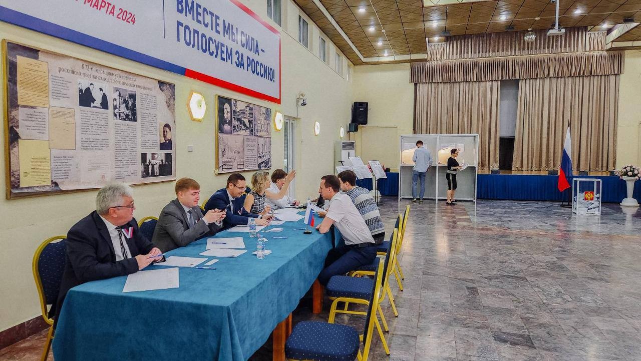 Cử tri Nga tại Việt Nam đi bỏ phiếu bầu Tổng thống