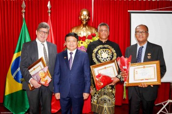 trao ky niem chuong vi hoa binh huu nghi giua cac dan toc cho 3 nguoi ban brazil va bolivia