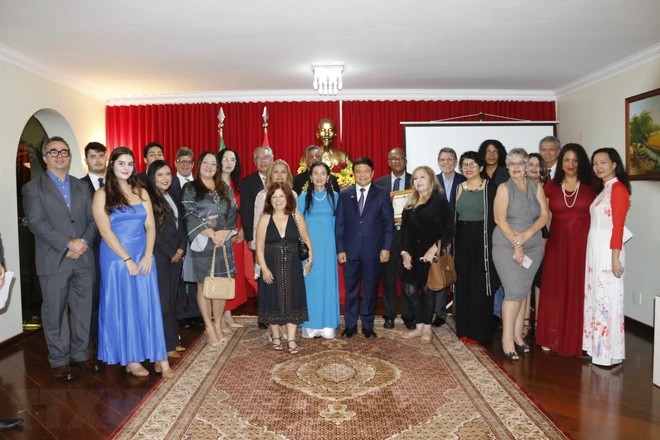 Cán bộ nhân viên Đại sứ quán Việt Nam và khách mời tại buổi giao lưu Gặp gỡ Hữu nghị Việt Nam-Brazil. (Ảnh: TTXVN)