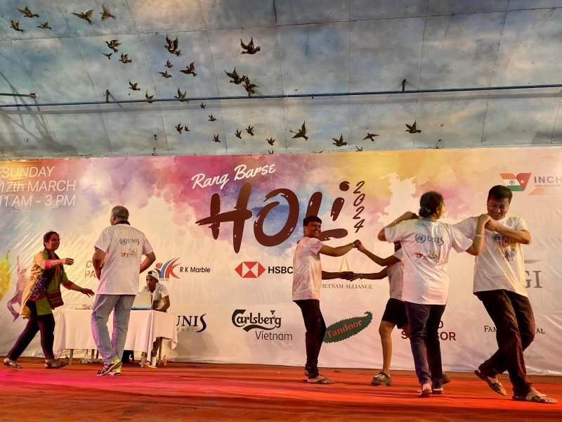 Hàng trăm người đón mừng lễ hội sôi động nhất Ấn Độ ngay tại Hà Nội