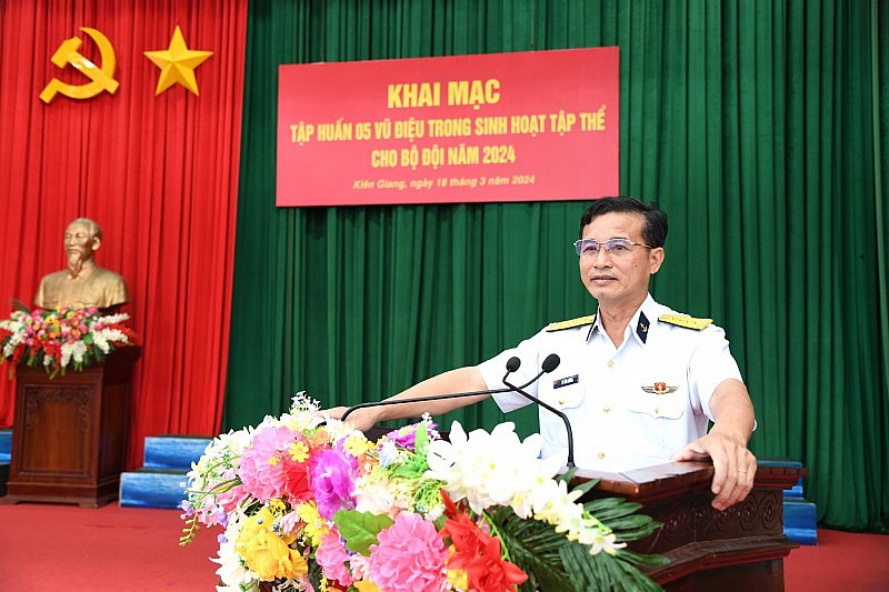 Đại tá Lê Văn Hưởng, Phó Chính ủy Vùng 5 Hải quân phát biểu chỉ đạo