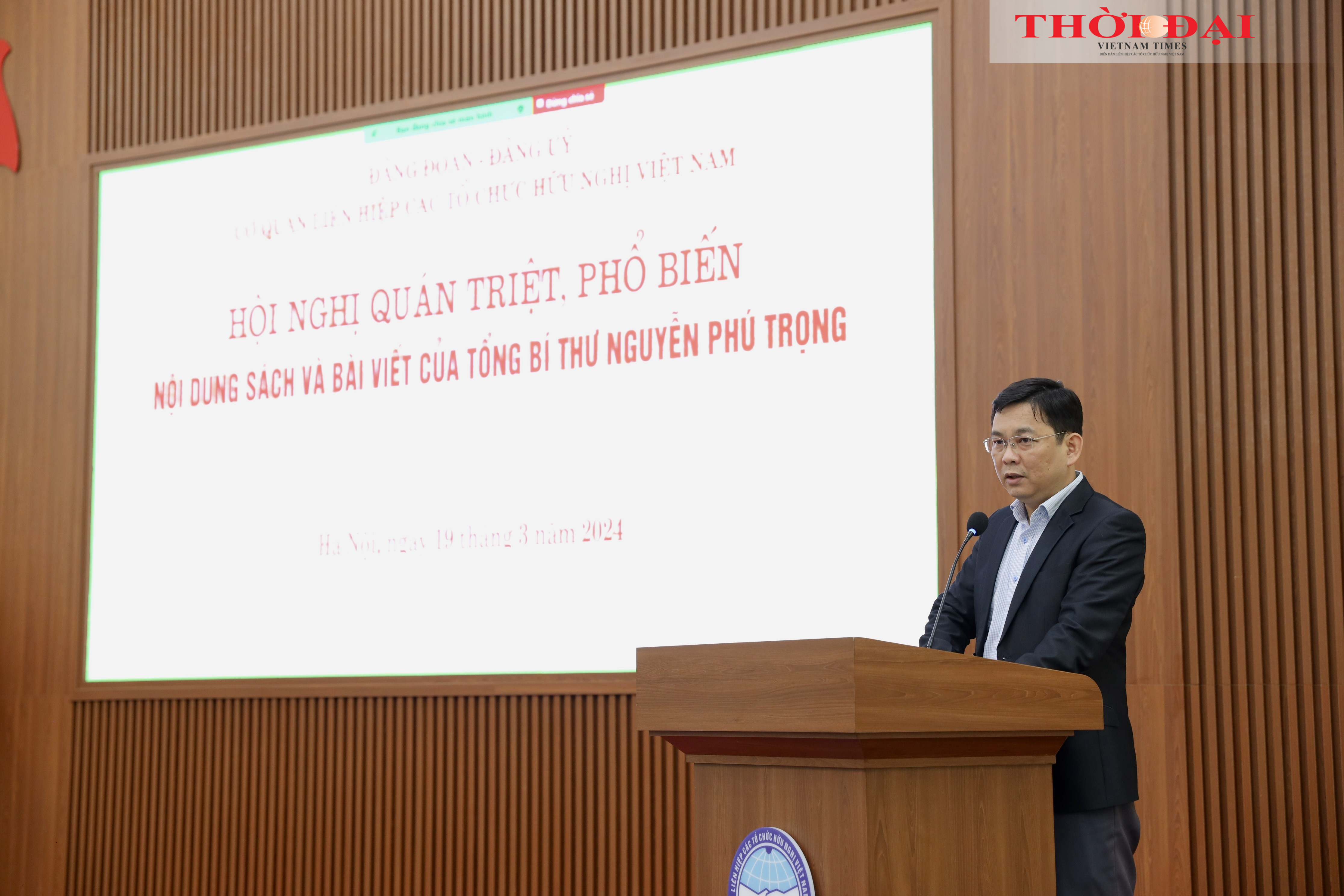 Ông Đồng Huy Cương trình bày nội dung cốt lõi các tài liệu của Hội nghị. (Ảnh: Đinh Hòa)