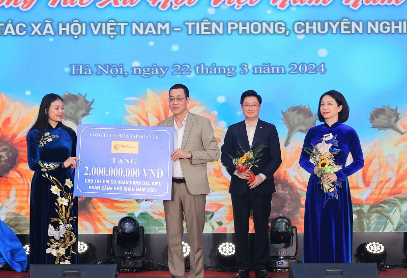 Đại diện Tập đoàn T&T Group trao ủng hộ Trung tâm Công tác xã hội và Quỹ Bảo trợ trẻ em TP Hà Nội 2 tỷ đồng.