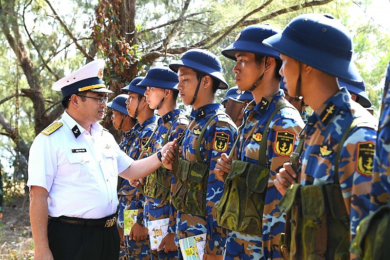 Đại tá Trịnh Xuân Tùng động viên bộ đội.