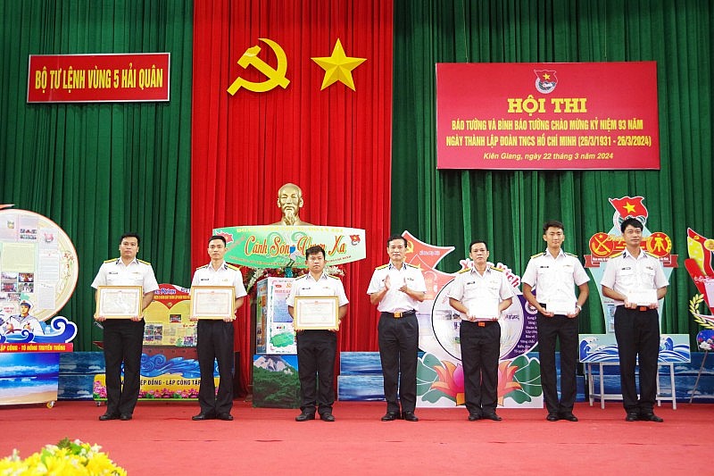 Đại tá Lê Văn Hưởng trao giải cho các đội đạt thành tích cao trong Hội thi báo tường.