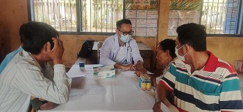 500 người dân Đông Bắc Campuchia được bác sĩ Việt Nam thăm khám sức khỏe, cấp thuốc miễn phí