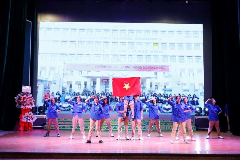 Thanh niên Lào Cai - Hà Khẩu biểu diễn văn nghệ ca ngợi tình hữu nghị Việt Nam - Trung Quốc