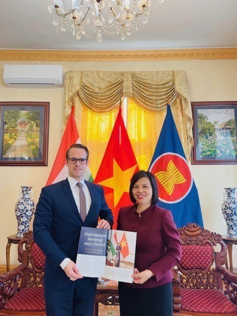 Tại cuộc làm việc, ông Levente Horváth bày tỏ mong muốn Tạp chí Eurasia có thể truyền tải thêm nhiều thông tin về những thành tựu đổi mới và phát triển của Việt Nam. (Nguồn: TTXVN)