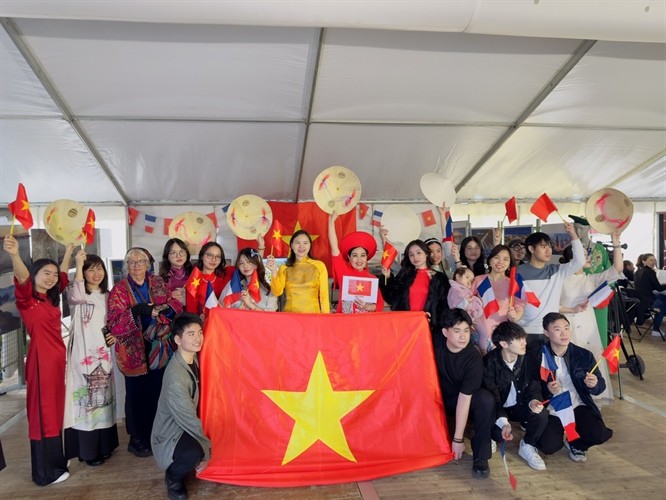 Đại diện Việt Nam tham gia Ngày hội cuối tuần Pháp ngữ 2024. (Ảnh: Báo Văn hóa)