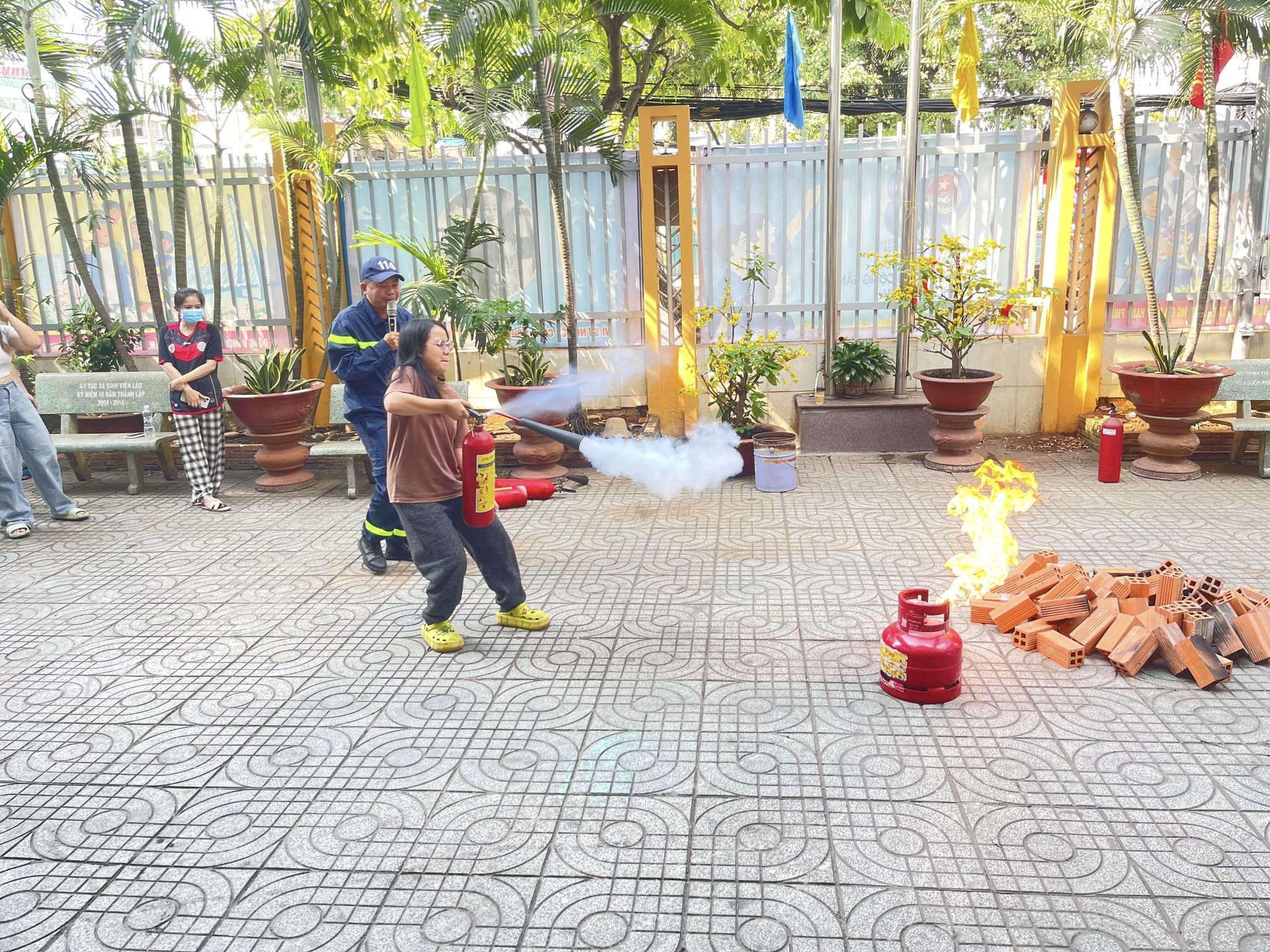 Sinh viên Lào trải nghiệm, thực hành chữa cháy tại ký túc xá