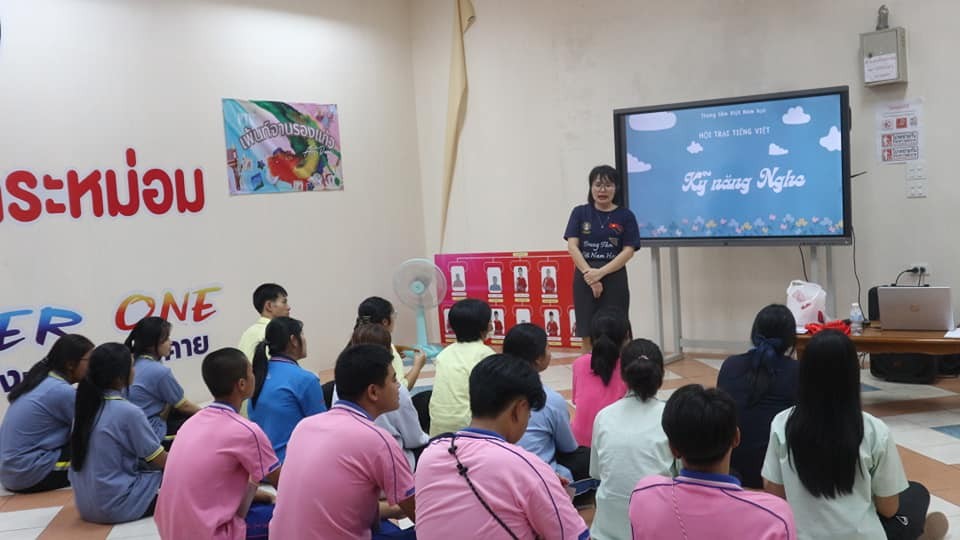 Trong khuôn khổ trại hè, các em học sinh Thái Lan được tham gia các chuyên đề nghe, nói, đọc, viết tiếng Việt