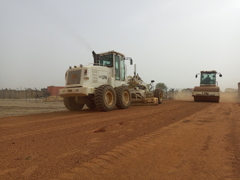 Chi đoàn thanh niên Đội Công binh số 2 sửa chữa, nâng cấp tuyến đường trung tâm khu vực Abyei.