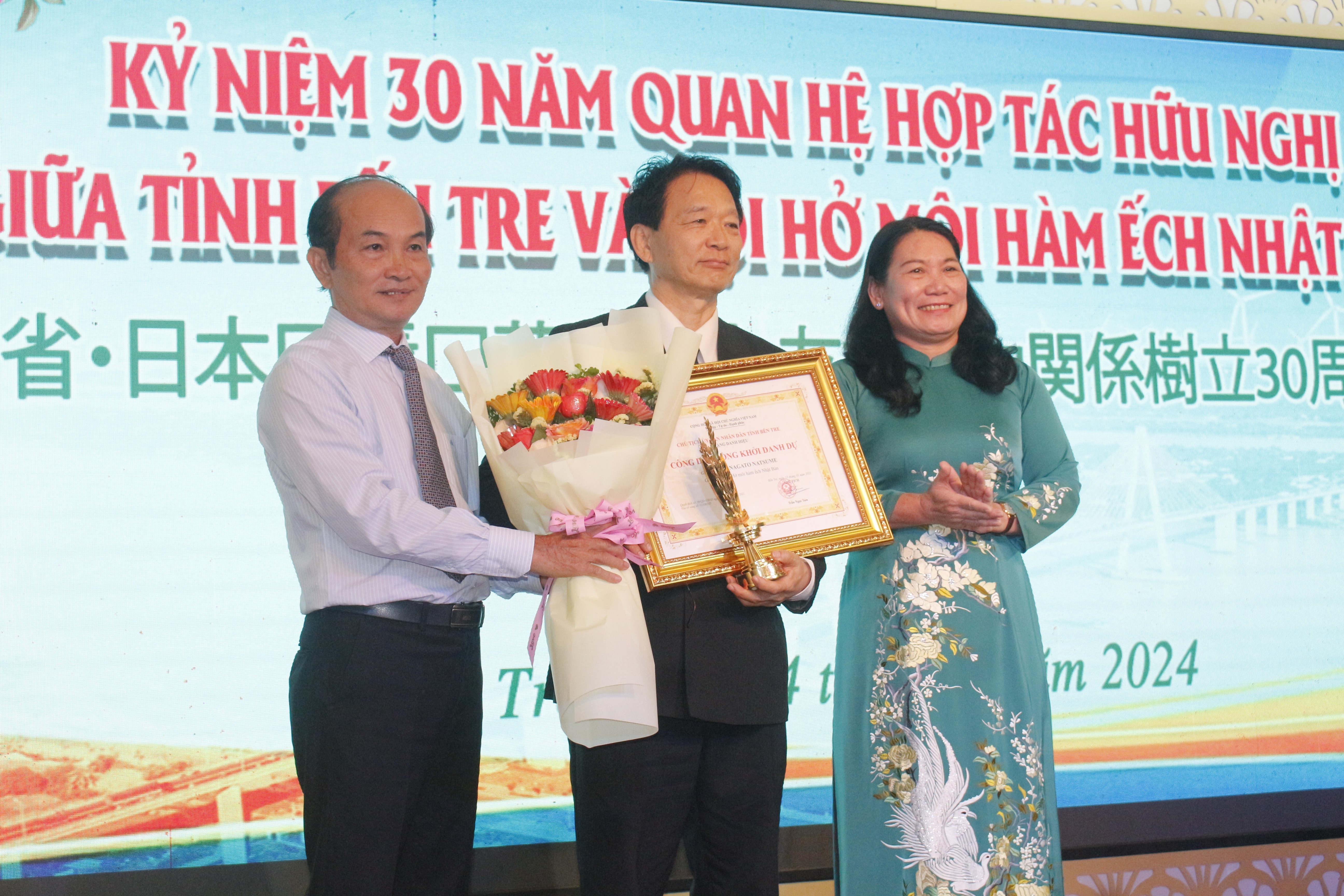 Bến Tre trao danh hiệu “Công dân Đồng khởi danh dự” cho Giáo sư tiến sĩ Y khoa Nhật Bản Nagato Natsume