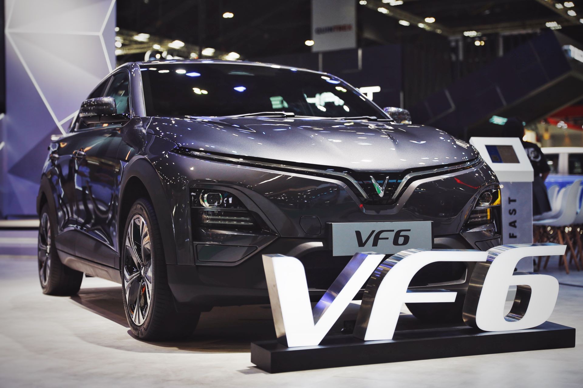 Dải đèn và logo chữ V là nét thiết kế đặc trưng của VinFast.
