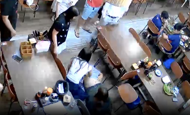 Hình ảnh nữ nhân viên Bệnh viện Bạch Mai cấp cứu du khách tại nhà hàng. Ảnh cắt từ video