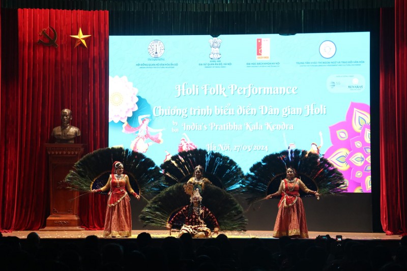 Mang điệu múa dân gian Ấn Độ đến Việt Nam
