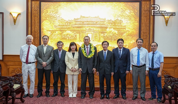 Trao tặng danh hiệu “Công dân danh dự tỉnh Thừa Thiên Huế” cho Giám đốc điều hành Tổ chức phòng chống mù lòa Châu Á