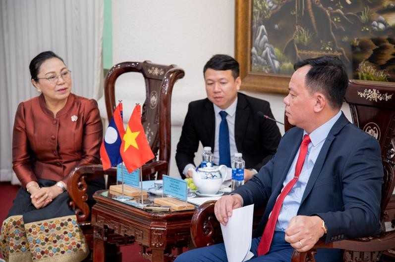 Quyền Chủ tịch UBND tỉnh Võ Tấn Đức trao đổi với Đại sứ đặc mệnh toàn quyền nước CHDCND Lào tại Việt Nam