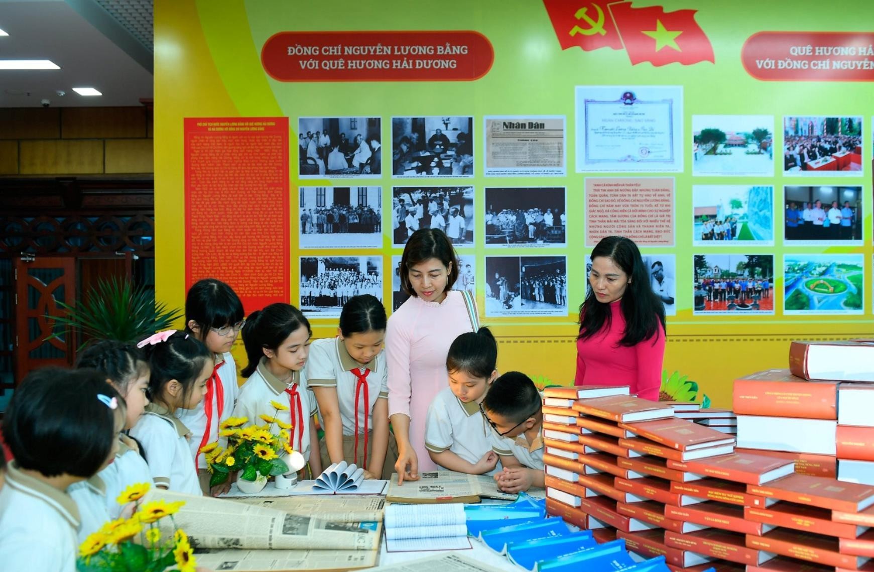 Giáo viên, học sinh Trường Tiểu học Nguyễn Lương Bằng tìm hiểu cuộc đời, sự nghiệp của đồng chí Nguyễn Lương Bằng tại khu trưng bày ở khu vực bên ngoài lễ kỷ niệm