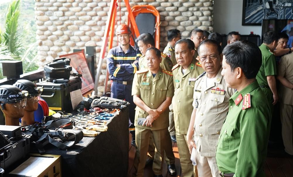Đại biểu tham quan khu trưng bày, giới thiệu một số thiết bị hiện đại của lực lượng Cảnh sát PCCC và CNCH Việt Nam.
