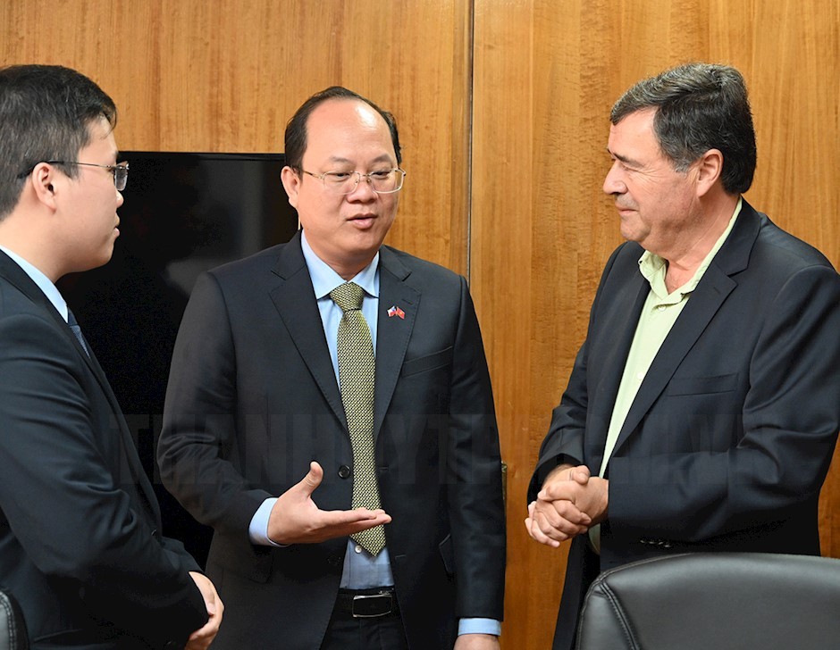 Phó Bí thư Thường trực Thành ủy TPHCM Nguyễn Hồ Hải trao đổi với Bộ trưởng Bộ Nông nghiệp Chile Valenzuela Esteban