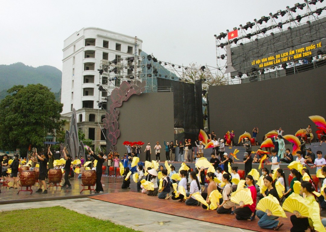 Chương trình nghệ thuật khai mạc Lễ hội Văn hóa, du lịch và ẩm thực quốc tế Hà Giang lần thứ I sẽ quy tụ hơn 300 nghệ sỹ, diễn viên, nghệ nhân trong và ngoài nước tham gia.