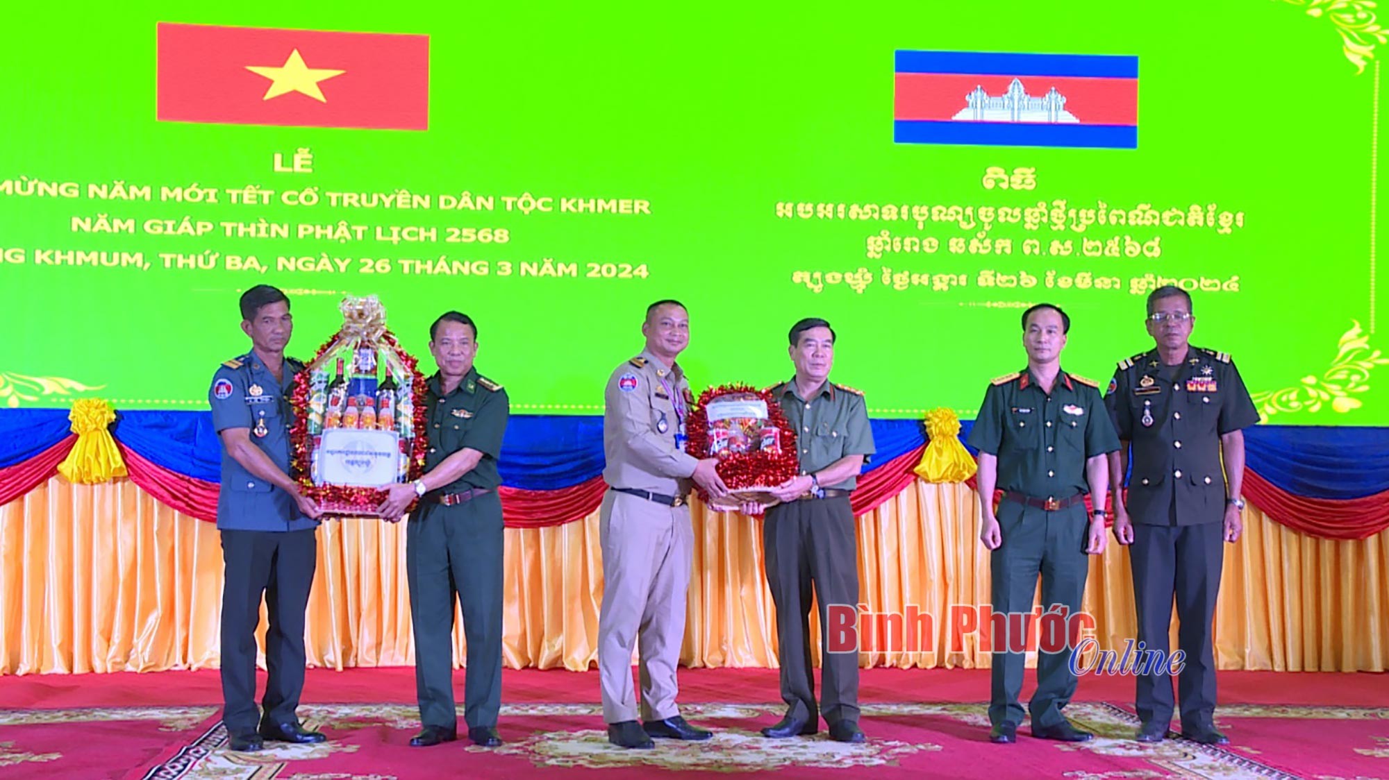 Lãnh đạo các lực lượng vũ trang tỉnh Bình Phước tặng quà lãnh đạo các lực lượng vũ trang tỉnh Tbong Khmum, Campuchia. (Ảnh: Báo Bình Phước)
