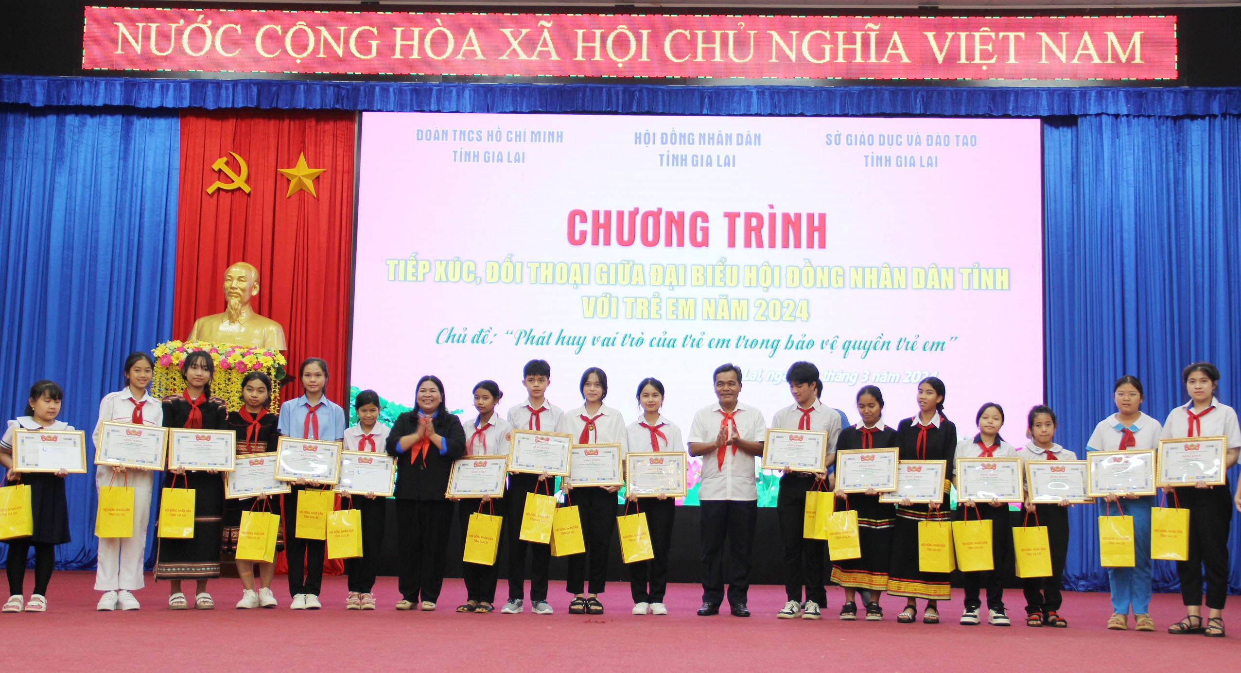 Các đội viên, thiếu nhi vượt khó học tốt của tỉnh Gia Lai được trao quà, bằng khen và học bổng