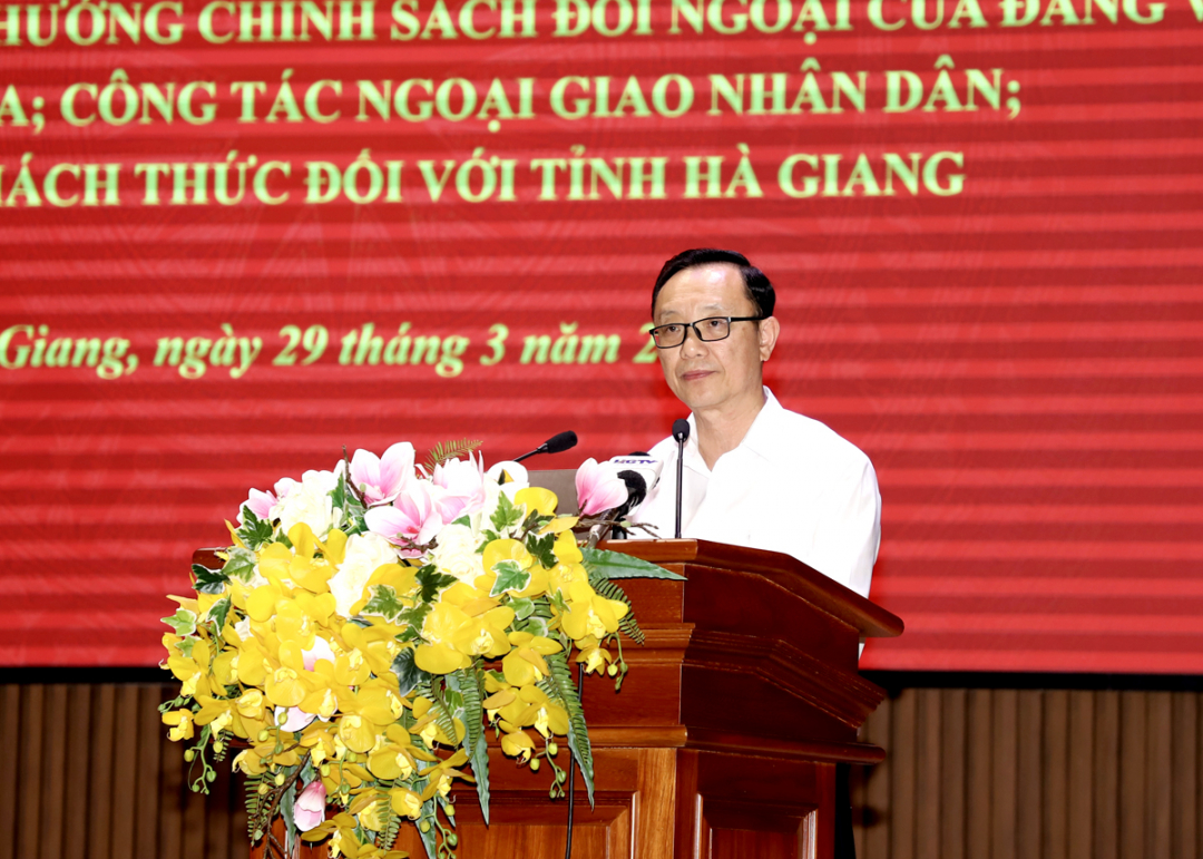 Phó Bí thư Thường trực Tỉnh ủy, Chủ tịch HĐND tỉnh Thào Hồng Sơn phát biểu khai mạc hội nghị
