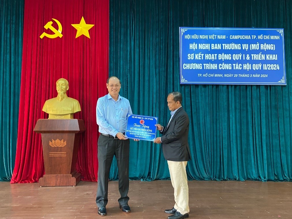Trung tướng Nguyễn Văn Nam – Chủ tịch Hội hữu nghị Việt Nam – Campuchia TP.HCM trao tặng kinh phí hỗ trợ đến ông Keo Bunrith Lãnh sự Vương quốc Campuchia.