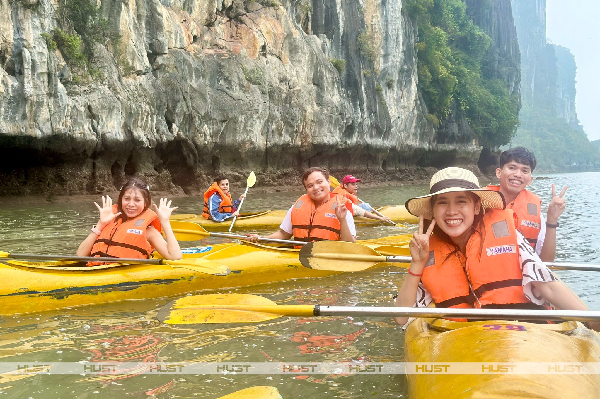 Các lưu học sinh chèo thuyền kayak ở Vịnh Hạ Long. (Ảnh: hust.edu.vn)