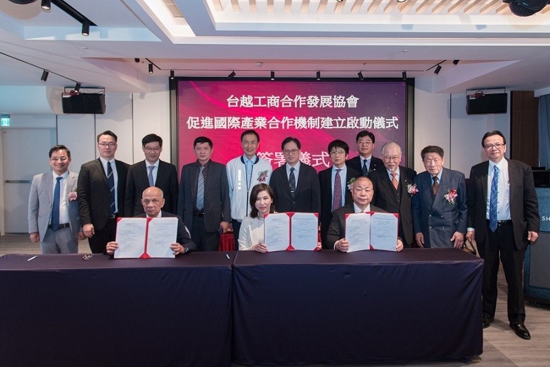 BAOOV, JVFA và VTBA ký kết văn bản thỏa thuận toàn diện thúc đẩy hợp tác trên lĩnh vực chip bán dẫn, đào tạo nguồn nhân lực và thúc đẩy giao lưu thương mại - văn hóa giữa Việt Nam - Nhật Bản và Đài Loan (Trung Quốc). (Ảnh: BAOOV)