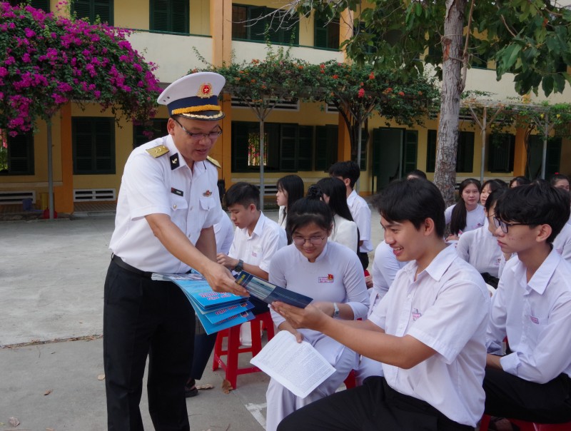 Giáo viên, học sinh của tỉnh Khánh Hòa được thông tin, tuyên truyền về tình hình biển, đảo