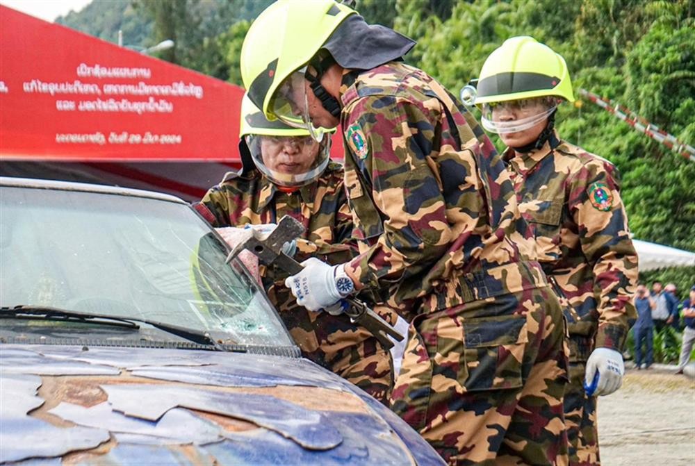 Tình huống giả định, xảy ra vụ tai nạn liên hoàn giữa xe ô - tô du lịch, xe chở hóa chất và xe bồn chở xăng tại khu vực biên giới. Lực lượng phòng cháy chữa cháy và cứu nạn cứu hộ của 3 nước huy động hơn 100 người cùng với nhiều phương tiện chữa cháy hiện đại, tham gia phối hợp xử lý 3 tình huống: Sự cố tai nạn giao thông; Xử lý sự cố rò rỉ hóa chất do xe tải và chữa cháy xe bồn chở xăng dầu. Sau buổi tổng diễn tập, các bên cùng nhau rút kinh nghiệm, hoàn thiện các phương án.