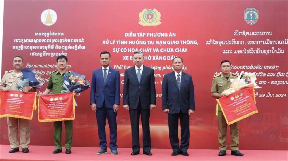 Đại tướng Tô Lâm, Ủy viên Bộ Chính trị, Bộ trưởng Bộ Công an Việt Nam đã tặng hoa, trao Cờ lưu niệm cho lực lượng Cảnh sát PCCC và CNCH 3 nước Việt Nam - Lào - Campuchia.  