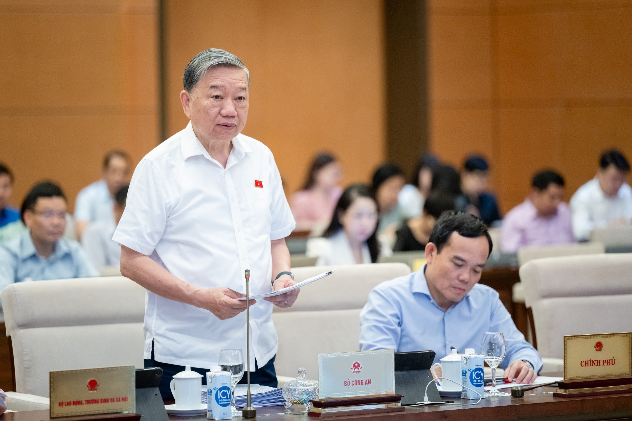 Bộ trưởng Bộ Công an Tô Lâm trình bày Tờ trình. (Ảnh: Quochoi.vn)