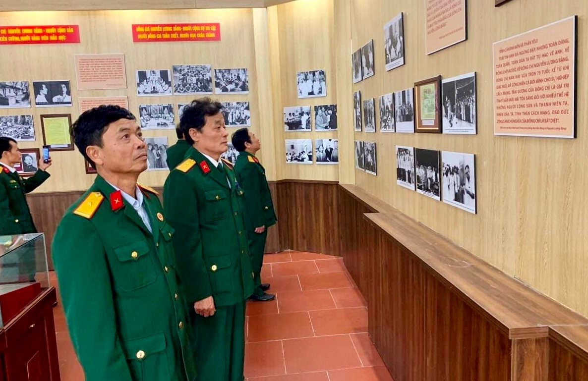 Đông đảo nhân dân, du khách dâng hương tại Nhà tưởng niệm Phó Chủ tịch nước Nguyễn Lương Bằng