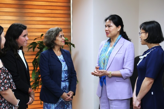 Chủ tịch Hội LHPN Việt Nam Hà Thị Nga và bà Đại sứ Tây Ban Nha tại Việt Nam Carmen Cano de Lasala trao đổi thông tin về tình hình phụ nữ hai nước