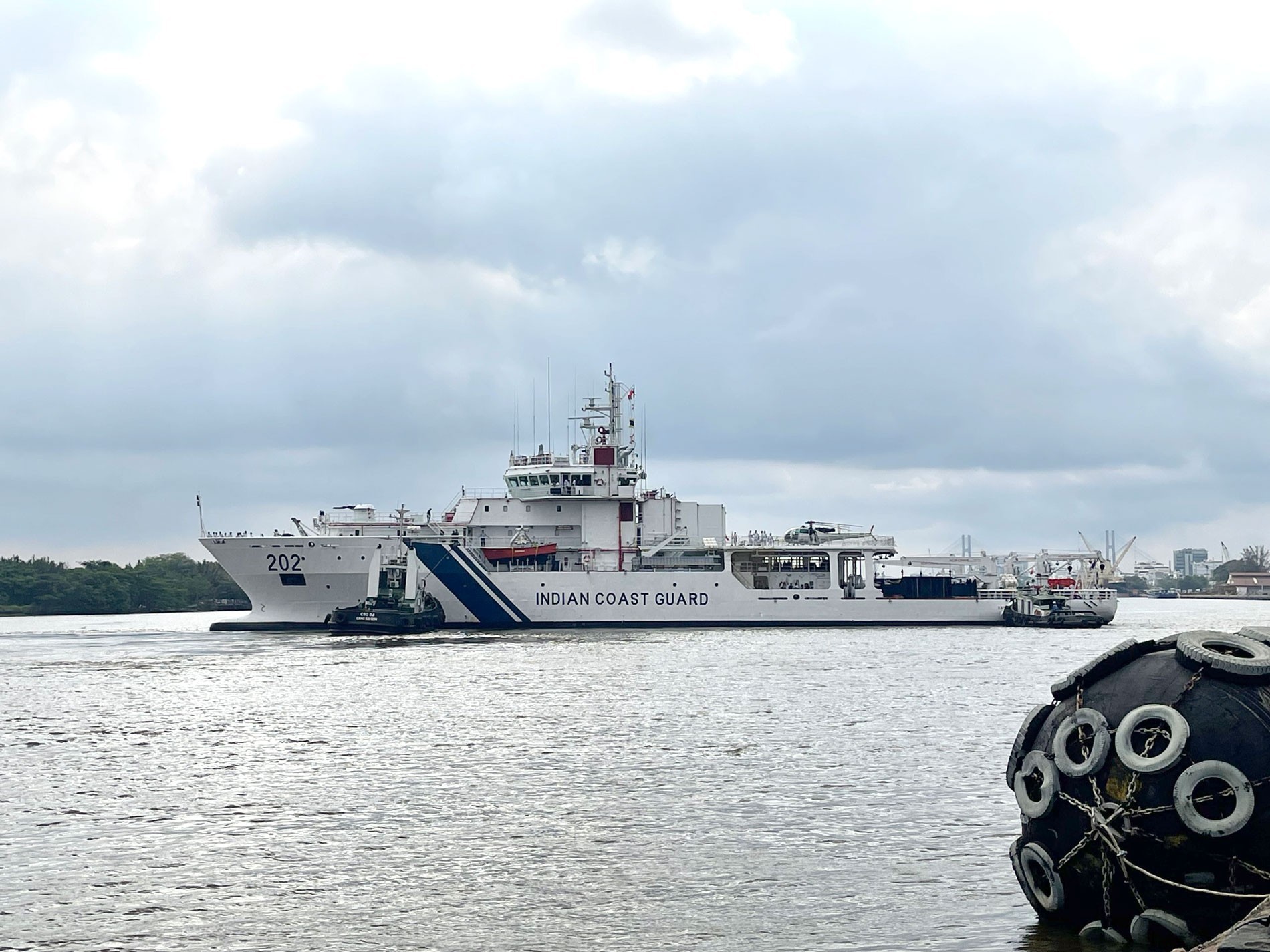 Tàu Samudra Paheredar thuộc Lực lượng Bảo vệ Bờ biển Ấn Độ chuẩn bị cập cảng bến Nhà Rồng bắt đầu chuyến thăm Thành phố Hồ Chí Minh.