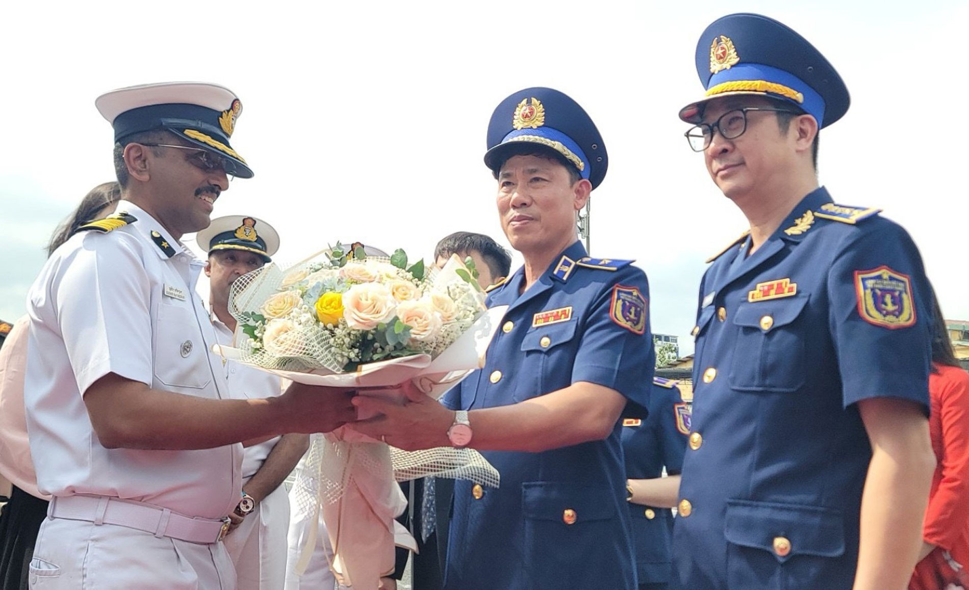 Thiếu tướng Ngô Bình Minh - Tư lệnh Vùng Cảnh sát biển 3 tặng hoa chúc mừng Ngài Sudhir Ravindran trưởng đoàn Lực lượng Bảo vệ bờ biển Ấn Độ.
