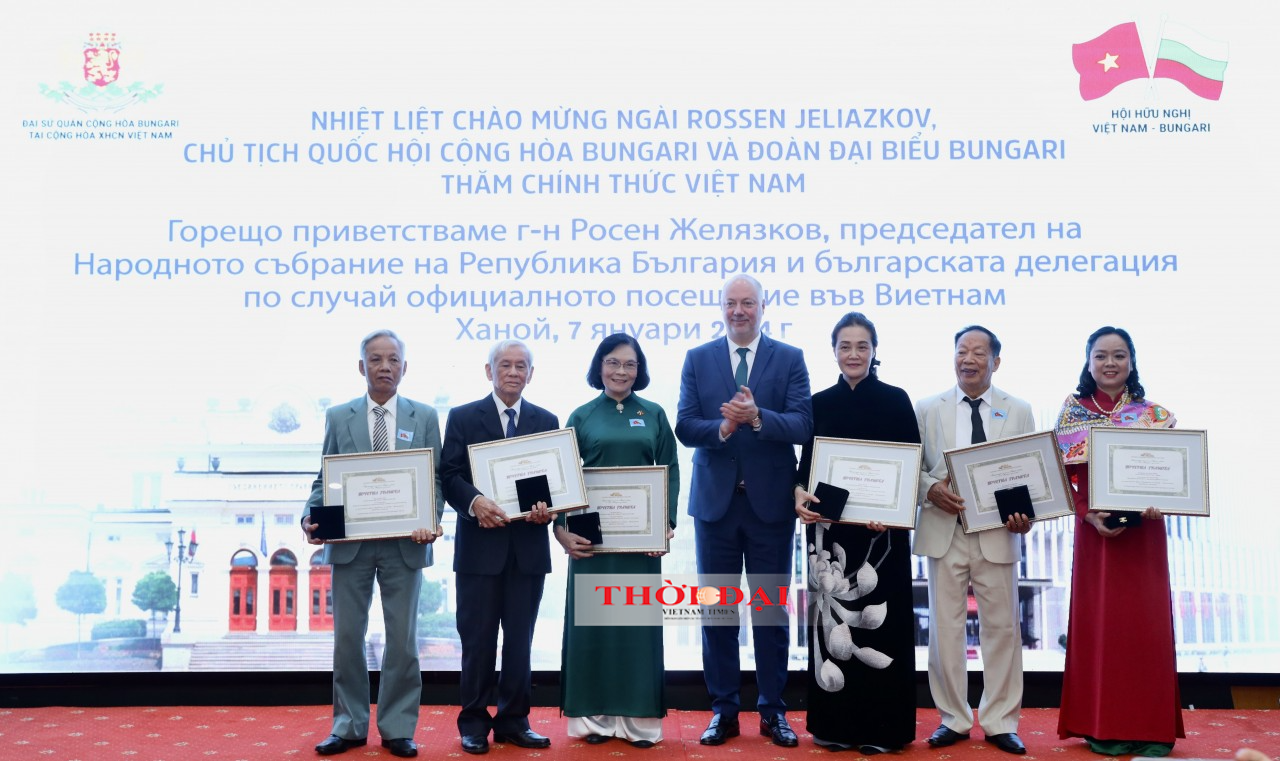 Chủ tịch Quốc hội Rossen Dimitrov Jeliazkov trao Bằng khen của Quốc hội Bulgaria tặng 6 cá nhân Việt Nam. (Ảnh: Đinh Hòa)