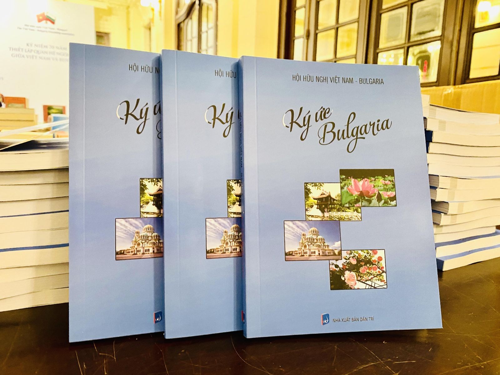 sách Ký ức Bungari do Hội hữu nghị Việt Nam - Bungari biên tập và xuất bản.