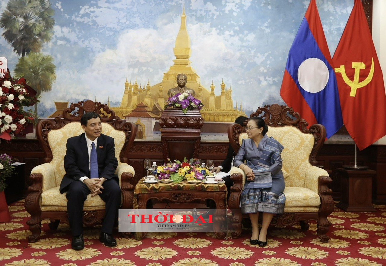 Chủ tịch Hội hữu nghị Việt Nam - Lào Nguyễn Đắc Vinh trao đổi với Đại sứ đặc mệnh toàn quyền nước Cộng hòa dân chủ nhân dân Lào tại Việt Nam Khamphao Eunthavanh.
