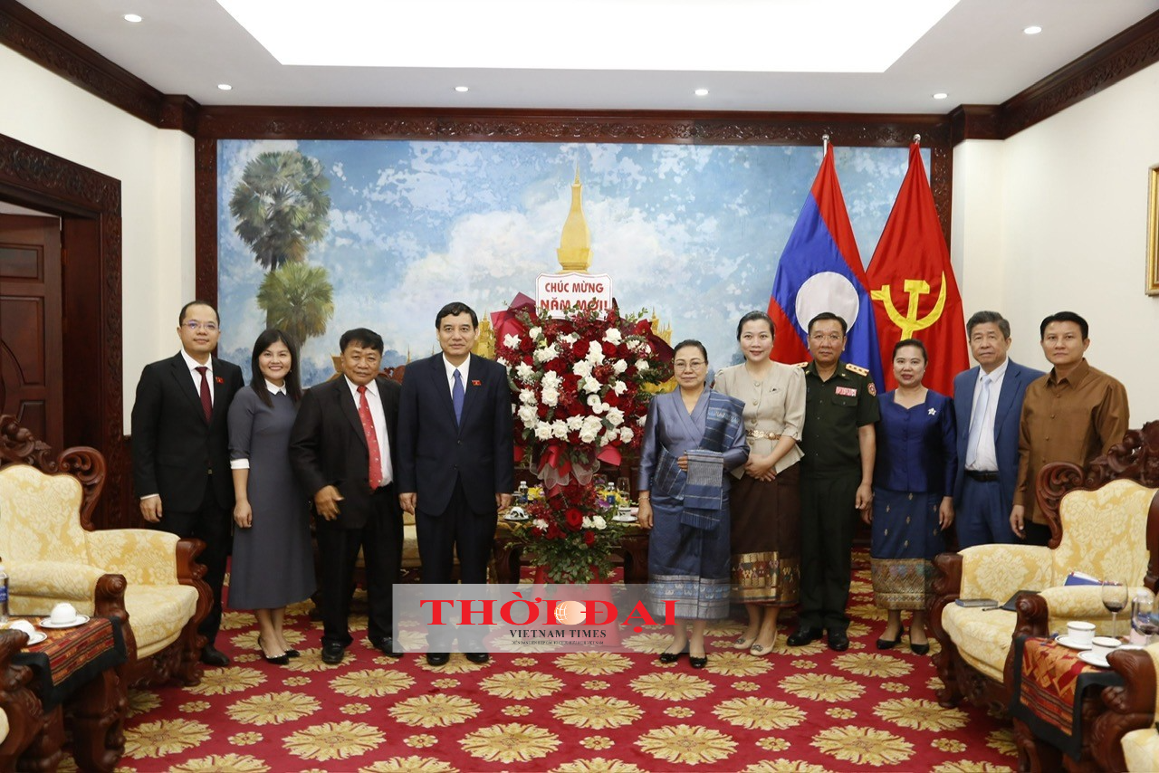 Đoàn đại biểu Hội hữu nghị Việt Nam – Lào chúc mừng Đại sứ quán Lào tại Việt Nam nhân dịp Tết cổ truyền Bunpimay năm 2024.