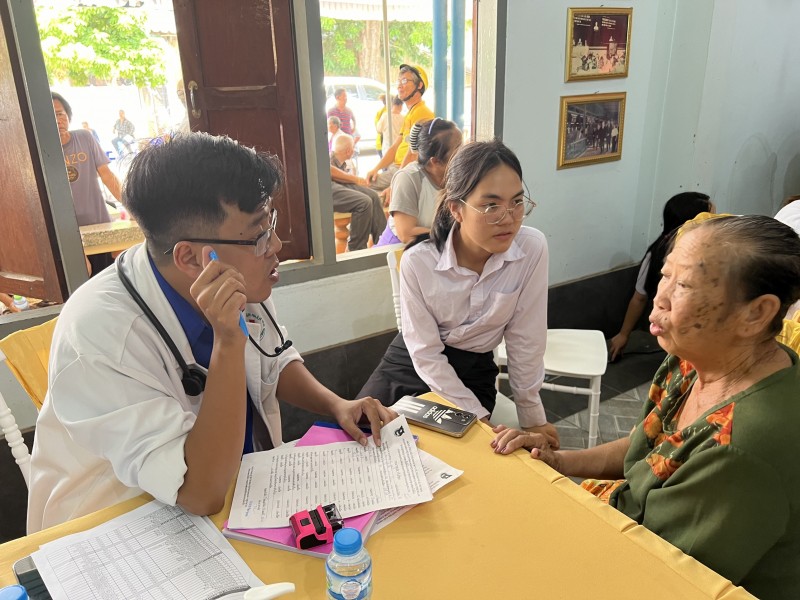 Người Việt ở Lào vui mừng khi  được khám bệnh, tặng quà