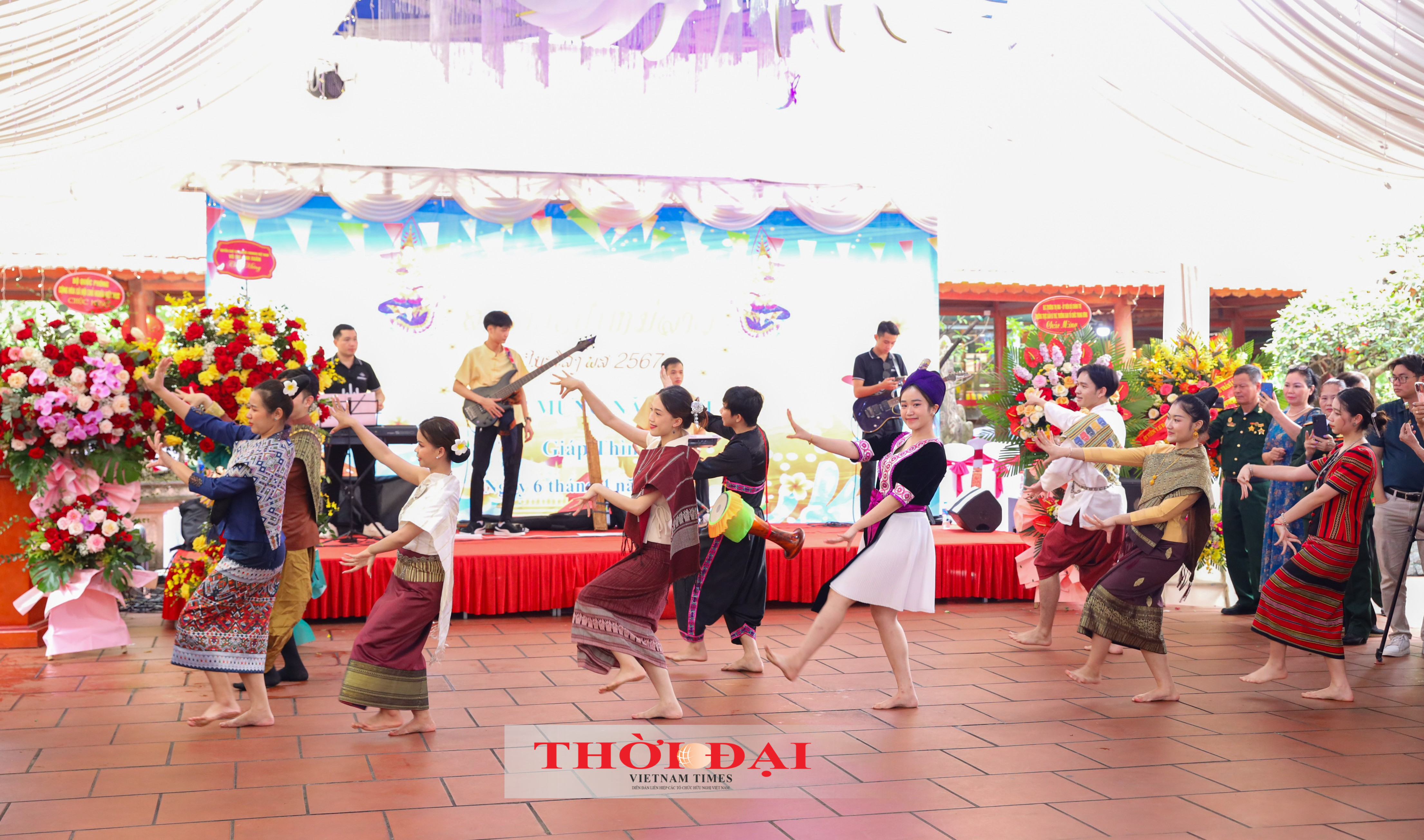 Năm mới Lào hay còn gọi là Tết té nước là một lễ hội truyền thống rất quan trọng của đất nước Lào, là một trong mười hai lễ hội, mười bốn phong tục mà người dân các bộ tộc Lào duy trì từ cổ xưa. Lễ hội được tổ chức trong thời gian từ 3-4 ngày vào trung tuần tháng 4 hàng năm. Năm nay, lễ hội té nước diễn ra từ ngày 13-16/4. 