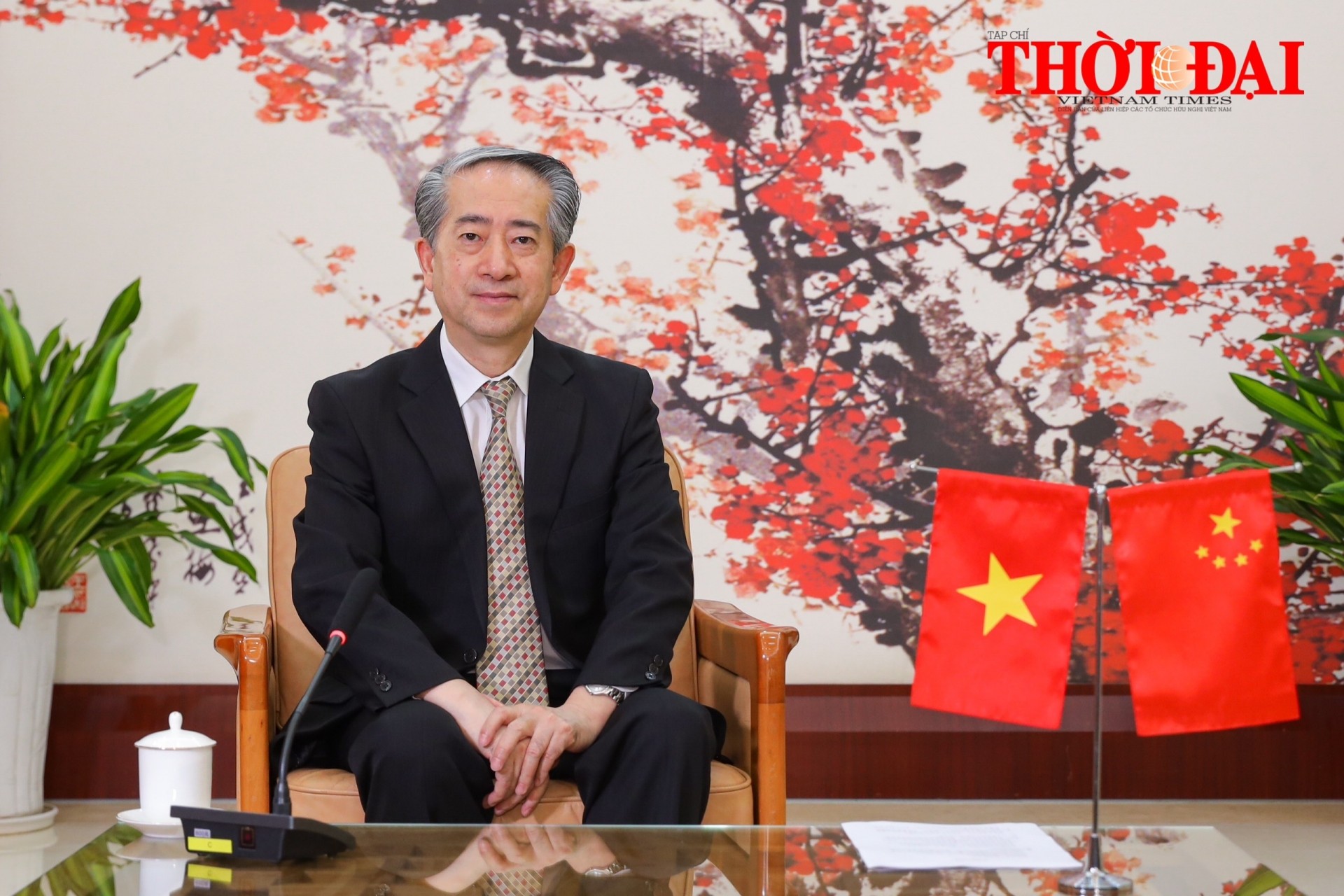 Đại sứ Trung Quốc tại Việt Nam Hùng Ba trả lời phỏng vấn báo chí Việt Nam. (Ảnh: Đinh Hòa)