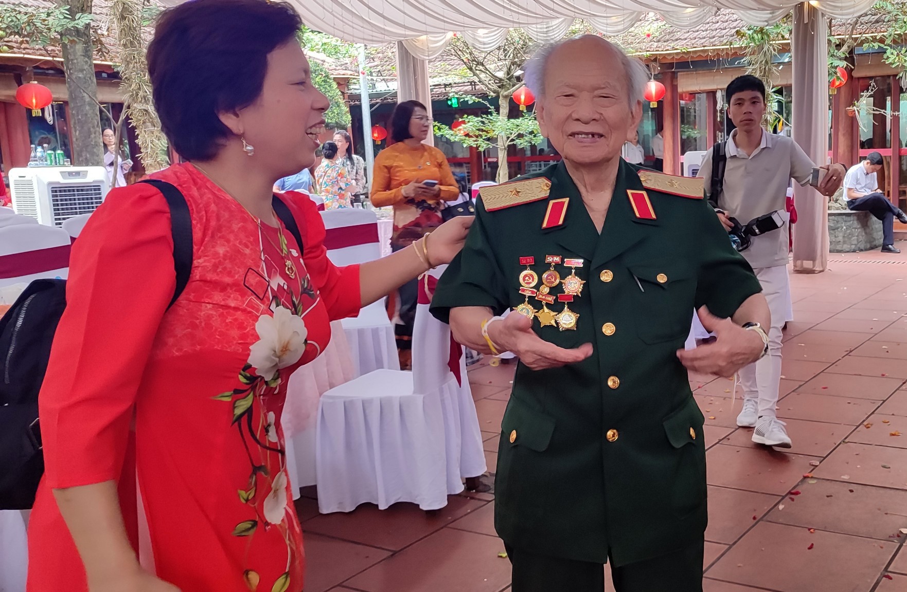 Ở tuổi 102, Thiếu tướng Huỳnh Đắc Hương vẫn nhớ điệu múa lăm vông truyền thống của nước bạn Lào. (Ảnh: Thành Luân)
